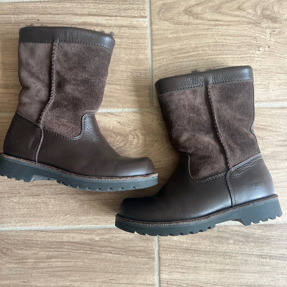 Ugg Riverton Pull On Suede and Leather Boots Girls size 10